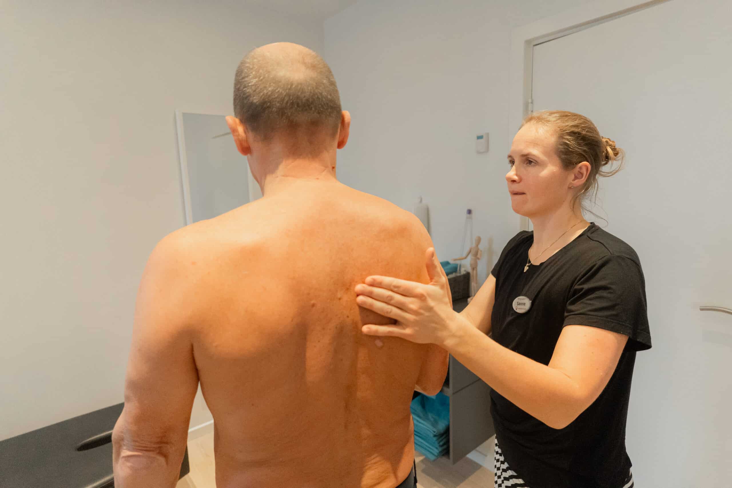 Kiropraktor behandler øvre ryg på patient